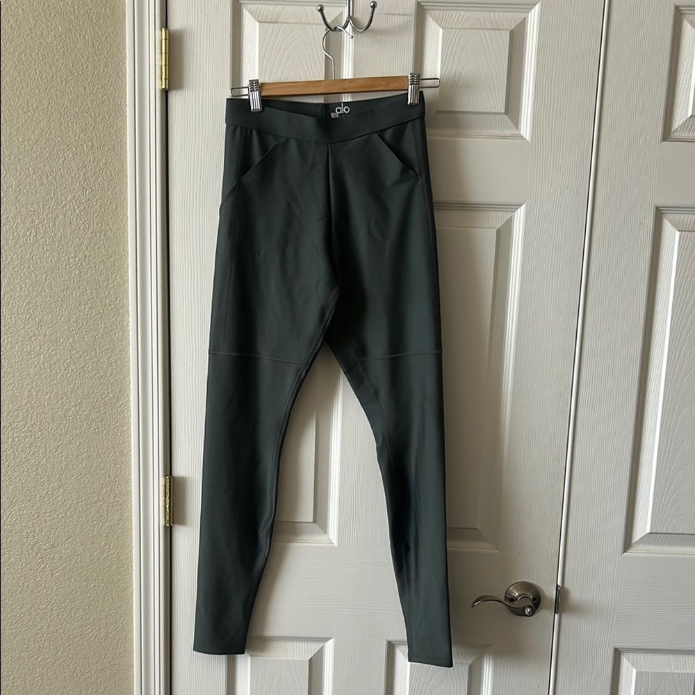 alo yoga leggings, size M